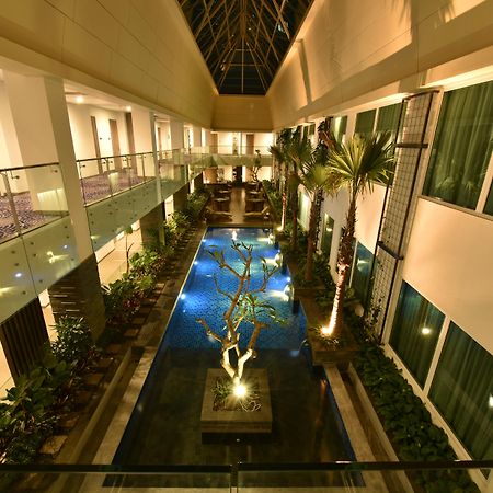Holiday Inn Bandung Pasteur By Ihg Exterior photo