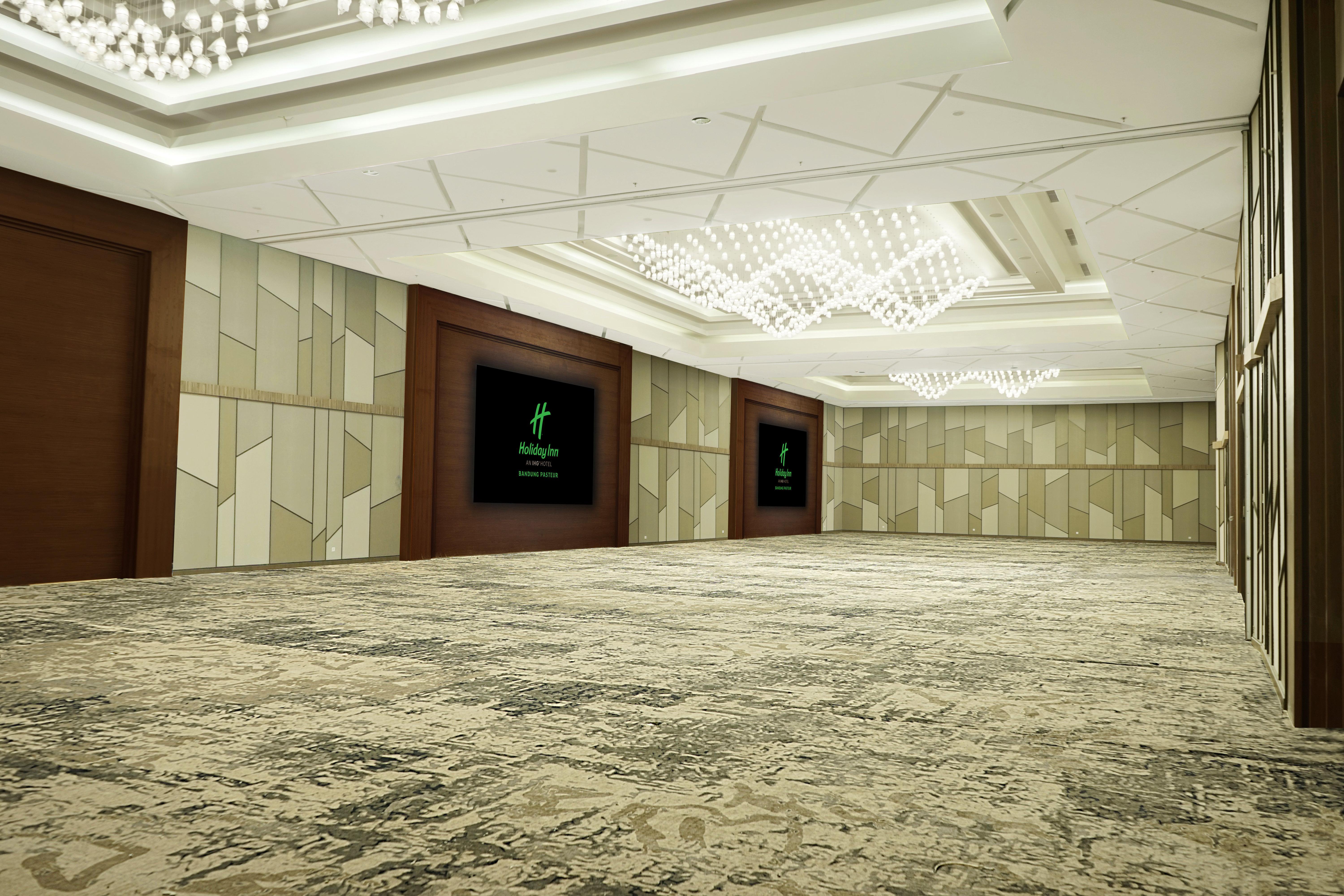 Holiday Inn Bandung Pasteur By Ihg Exterior photo