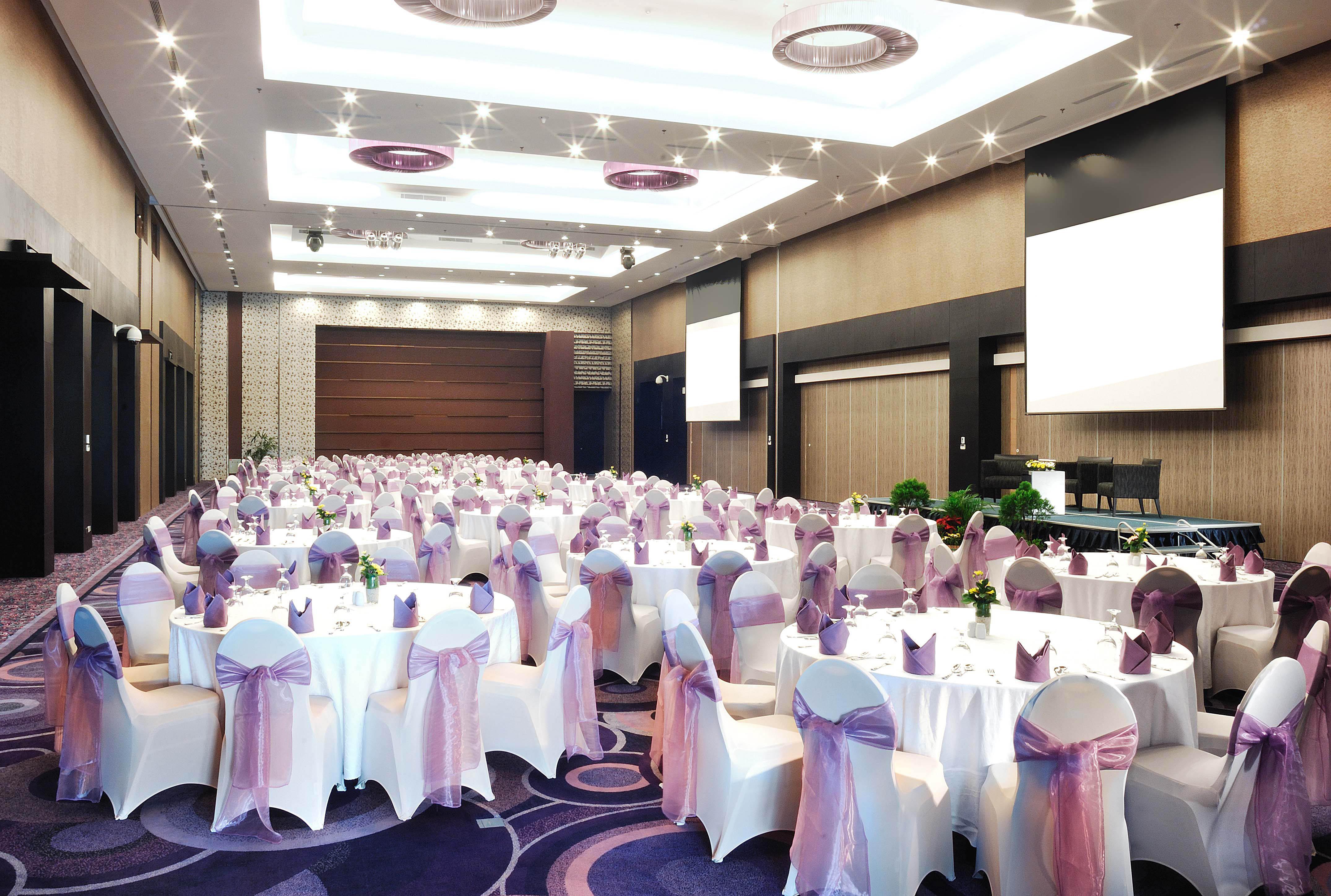 Holiday Inn Bandung Pasteur By Ihg Exterior photo