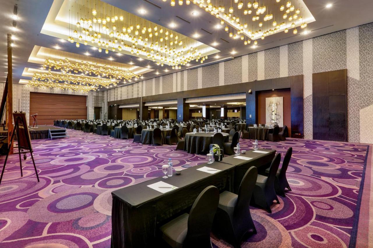 Holiday Inn Bandung Pasteur By Ihg Exterior photo