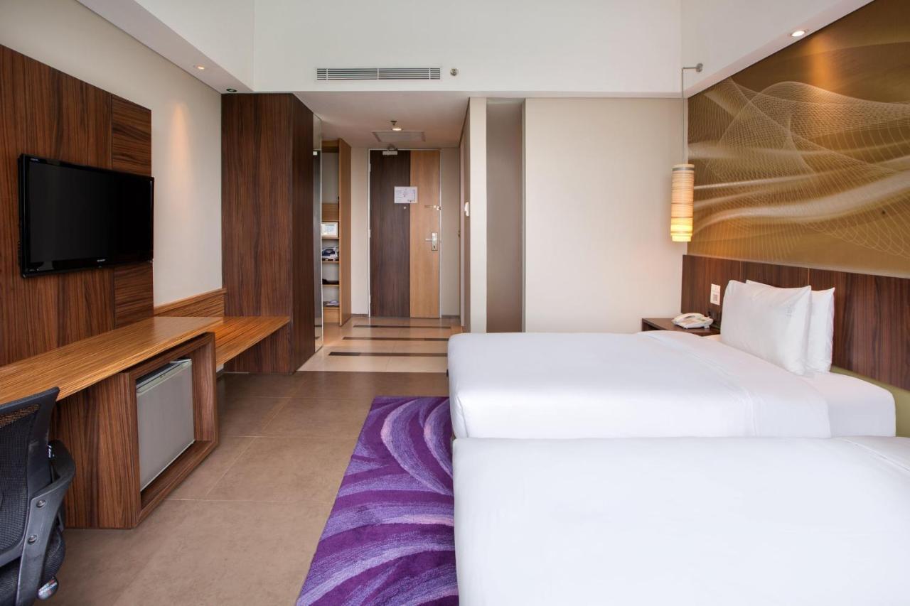 Holiday Inn Bandung Pasteur By Ihg Exterior photo