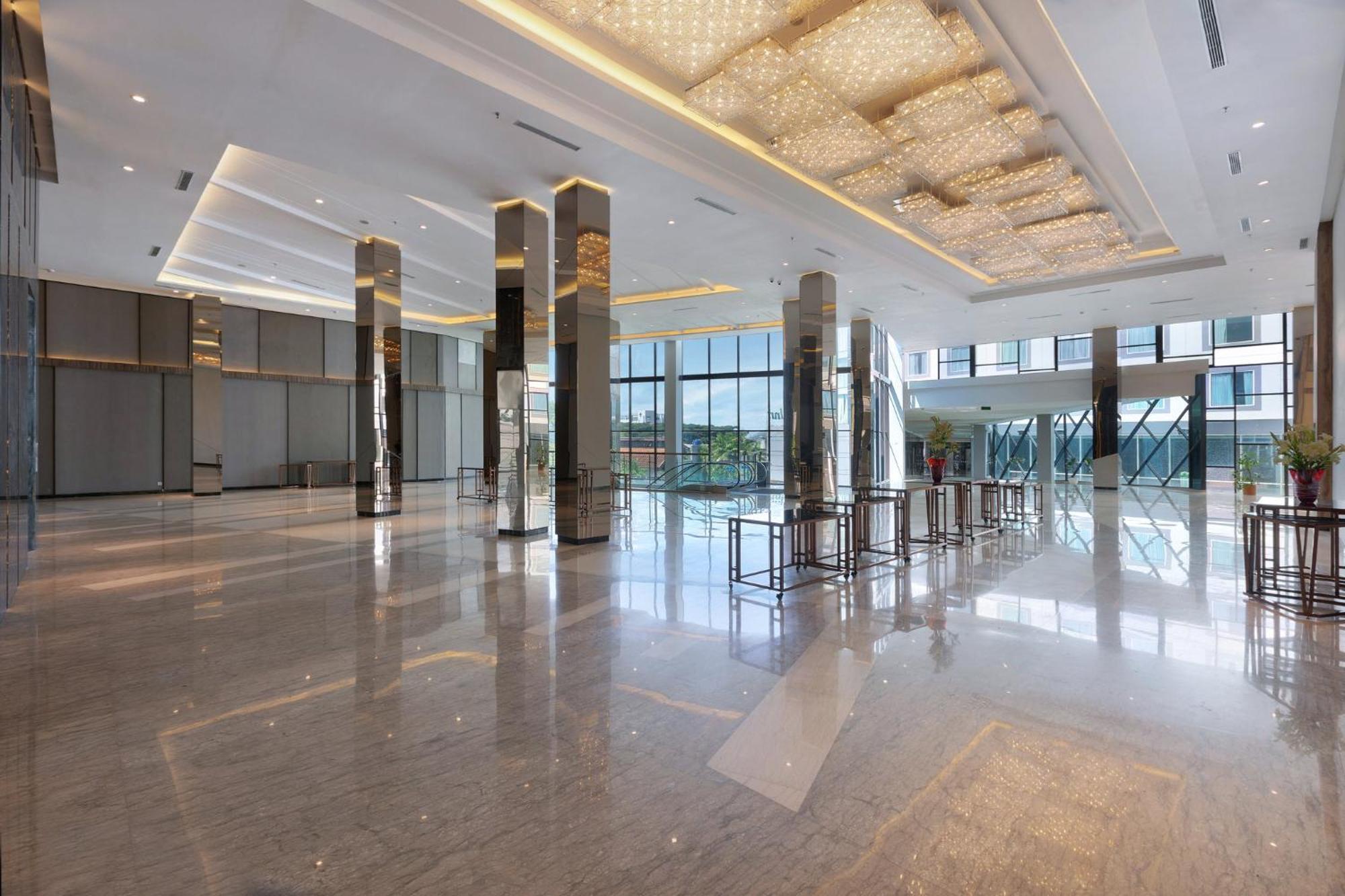 Holiday Inn Bandung Pasteur By Ihg Exterior photo